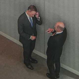 Christian Lindner und Olaf Scholz von oben im Gespräch fotografiert. In der rheinland-pfälzischen Landesvertretung in Berlin werden die besten politischen Fotographien und Karikaturen ausgezeichnet.