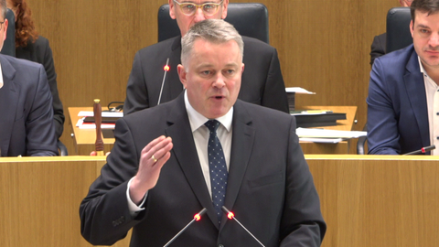 CDU-Fraktionschef Gordon Schnieder spricht im Landtag von Rheinland-Pfalz.