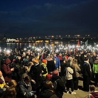 Mehrere Tausend demonstrieren in Mainz vor der CDU-Landesparteizentrale am Rheinufer gegen die Migrationspolitik des Kanzlerkandidaten Merz