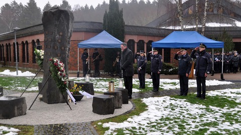 Michael Ebling (SPD), Innenminister von Rheinland-Pfalz, an der Gedenkstätte für die Polizistenmorde von Kusel auf dem Campus der Hochschule der Polizei.