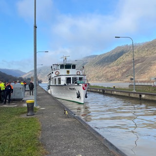 Erstes Schiff fährt wieder durch die Moselschleuse Müden. 