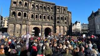 In Trier haben Tausende Menschen vor der Porta Nigra gegen Rechtsextremismus demonstriert. 