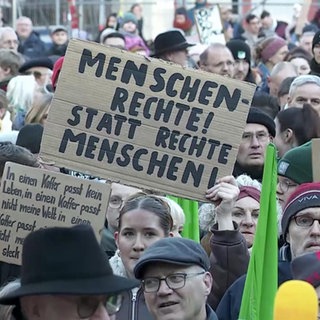 Menschen demonstrieren gegen Rechts.