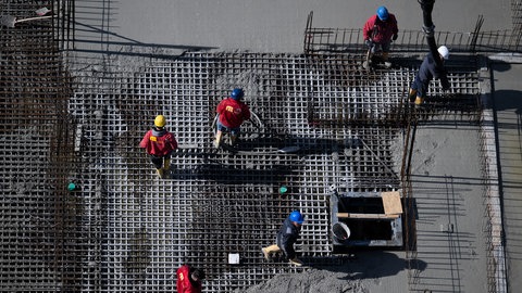 Arbeiter sind auf einer Baustelle beschäftigt. Die größten konjunkturellen Sorgen hat u.a. die Bauwirtschaft