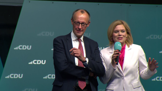 CDU-Kanzlerdandidat Friedrich Merz und Landkreiskandidatin Julia Klöckner bei einer Wahlkampfveranstaltung in Stromberg.