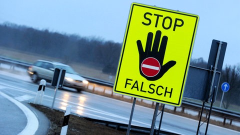 Warnschild - Falschfahrer auf der Autobahn. Auf der A61 bei Koblenz hat am Wochenende ein Falschfahrer einen Polizeiwagen gestreift.
