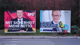 Wahlplakate zeigen Bundeskanzler Olaf Scholz (l, SPD) und Friedrich Merz, Unions-Kanzlerkandidat und CDU-Bundesvorsitzender. Am Sonntag trafen die beiden im TV-Duell aufeinander, die Uni Landau analysiert das Duell.