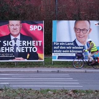Wahlplakate zeigen Bundeskanzler Olaf Scholz (l, SPD) und Friedrich Merz, Unions-Kanzlerkandidat und CDU-Bundesvorsitzender. Am Sonntag trafen die beiden im TV-Duell aufeinander, die Uni Landau analysiert das Duell.