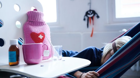Ohne Fieberthermometer, Hustensaft, Wärmflasche und Tee geht nichts: Viele Menschen in RLP haben die Grippe
