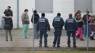 Rheinland-Pfalz prüft, abgelehnte Asylbewerber zentral abzuschieben. 