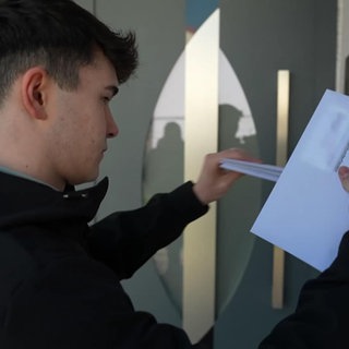 Luca Kiefer stellt Wahlunterlagen in seinem Heimatort zu