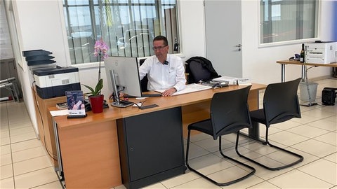 Autoverkäufer Wolfgang Bender aus Bad Kreuznach versteht nicht, wieso die Förderung von Elektroautos gestoppt wurde. Vor der Bundestagswahl haben wir ihm in unserem gleichnamigen Format "Zugehört".