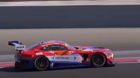 Der rot-lackierte Mercedes beim Rennen in Dubai mit dem Schriftzug "SMP Racing", einem Team, das von einem sanktionierten russischen Oligarchen gegründet wurde. In Dubai wurde "SMP Racing" von der Eifeler Rennsport-Firma "Haupt Racing" unterstützt. Möglicherweise hat die Firma dadurch einen Sanktionsverstoß begangen.