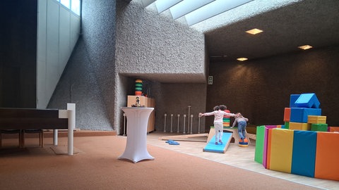 Im ehemaligen Kirchenraum der katholischen St. Paulus Kirche in Ingelheim können sich jetzt Vorschulkinder im Turn- und Bewegungsbereich austoben.