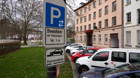 Pkw stehen nebeneinander in einer Anwohnerparkzone - viele Städte erhöhen die Gebühren.