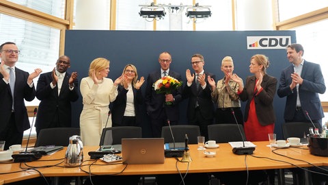 Die CDU will Koalitionsgespräche mit der SPD führen. Das gab Parteichef und Kanzlerkandidat Friedrich Merz am Montag bekannt. Für den Bundesvorstand der CDU überreichte die rheinland-pfälzische Politikerin Julia Klöckner Merz Blumen zu seinem Wahlsieg.