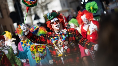 Der Ursprung des Namens Rosenmontag ist nicht vollständig geklärt. Wahrscheinlich kommt er vom kirchlichen Rosensonntag.