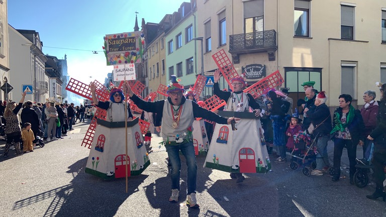 Beim Trierer Umzug sind aufwändige Kostüme zu sehen - hier die Windmühlen der Saupäns aus Trier-Euren.