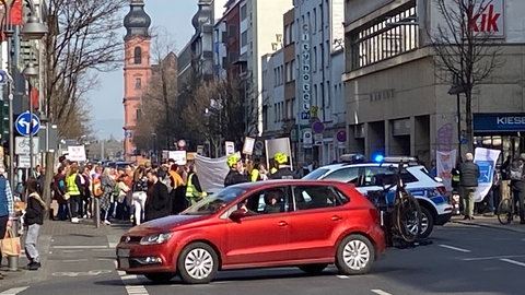Demonstranten ziehen durch die Mainzer Innenstadt. Die Pflegerinnen und Pfleger protestierten gegen die Zwangsmitgliedschaft in der rheinland-pfälzischen Pflegekammer.