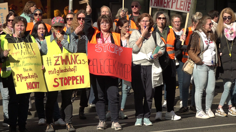 Demonstration gegen Pflegekammer in Mainz. Die Pflegerinnen und Pfleger stören sich vor allem an der Zwangsmitgliedschaft in der Einrichtung.