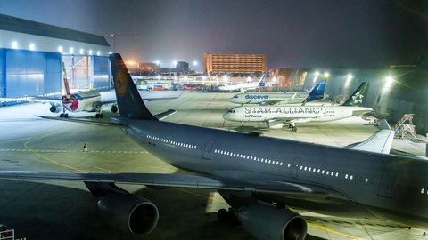 Passagiermaschinen stehen an einer Wartungshalle auf dem Flughafen Frankfurt. Der Verdi-Warnstreik an 13 Flughäfen ist zu Ende gegangen.