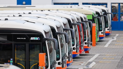 Abgestellte Busse der ESWE Verkehrsgesellschaft stehen im Busdepot in Wiesbaden. Der mehrtägige Streik bei der ESWE hat auch Auswirkungen auf den Busverkehr in Mainz. 