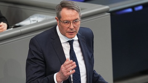 Alexander Schweitzer (SPD), Ministerpräsident von Rheinland-Pfalz, spricht im Deutschen Bundestag. Hauptthema dieser zweiten Sondersitzung des alten Bundestages nach der vorgezogenen Bundestagswahl ist die Reform der Schuldenbremse als Voraussetzung für das geplante milliardenschwere Finanzpaket.