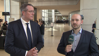 Der rehinland-pfälzische Ministerpräsident Alexander Schweitzer (SPD) mit SWR-Reporter Enno Osburg im Gespräch. Ein Interview nach der beschlossenen Reform der Schuldenbremse. 