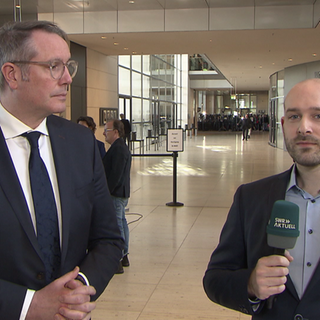 Der rehinland-pfälzische Ministerpräsident Alexander Schweitzer (SPD) mit SWR-Reporter Enno Osburg im Gespräch. Ein Interview nach der beschlossenen Reform der Schuldenbremse. 