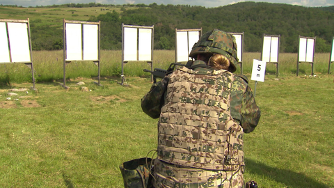Eine junge Bundeswehrsoldatin bei einer Übung. In Deutschland wird derzeit über die Wiedereinführung einer Wehrpflicht diskutiert.
