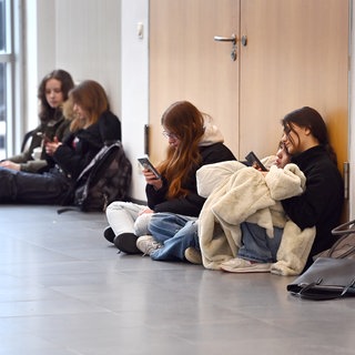 Rheinland-Pfalz will mit den Schulgemeinschaften über Regeln für die Handynutzung sprechen