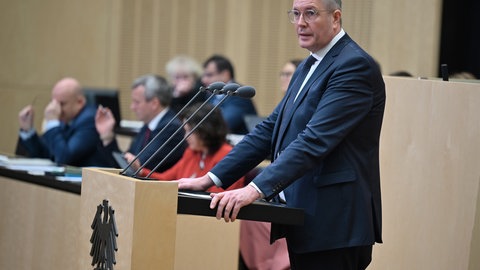 Bei der Abstimmung über das milliardenschwere Finanzpaket hat sich Rheinland-Pfalz im Bundesrat enthalten. Ministerpräsident Alexander Schweitzer (SPD) respektierte das Nein von Koalitionspartner FDP (Archivbild)