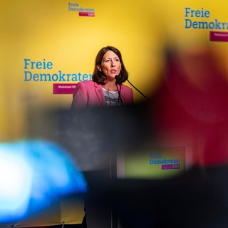 Die rheinland-pfälzische Wirtschaftsministerin Daniela Schmitt will als neue Landesvorsitzende der FDP kandidieren - sieht sich aber parteiinternem Widerstand ausgesetzt (Archivbild).
