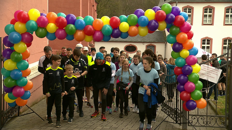 Läufer und Läuferinnen am Startpunkt: Charity Run in Prüm für die Demokratie und eine Anne-Frank-Schau