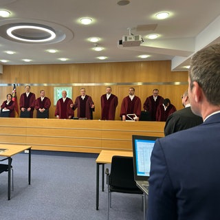 Der Verfassungsgerichtshof Rheinland-Pfalz verkündet sein Urteil zu einer Klage der AfD gegen Ex-Ministerpräsidentin Dreyer.