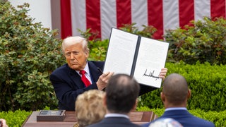US-Präsident Donald Trump präsentiert am Weißen Haus sein Zollpaket.