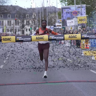 Marathonmeister Fitwi aus Trier beim Zieleinlauf