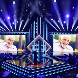 Fotos von Mario Adorf sind bei der Verleihung des Deutschen Fernsehpreises 2024 eingeblendet.