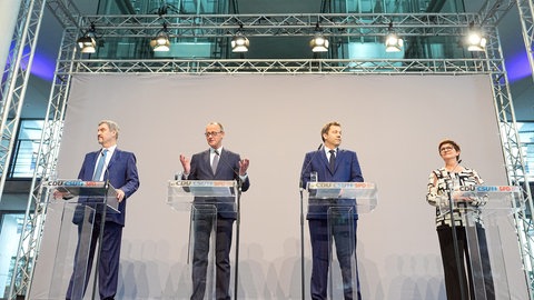 Union und SPD haben sich auf einen Koalitionsvertrag geeinigt. Das gaben die Parteispitzen bei einer Pressekonferenz in Berlin bekannt.