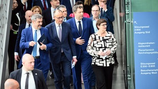 Markus Söder (Mitte, l-r), Ministerpräsident von Bayern und CSU-Vorsitzender, Friedrich Merz, Unions-Kanzlerkandidat und CDU-Bundesvorsitzender, Lars Klingbeil, SPD-Fraktions- und Bundesvorsitzender, und Saskia Esken, SPD-Bundesvorsitzende, kommen zu einer Pressekonferenz