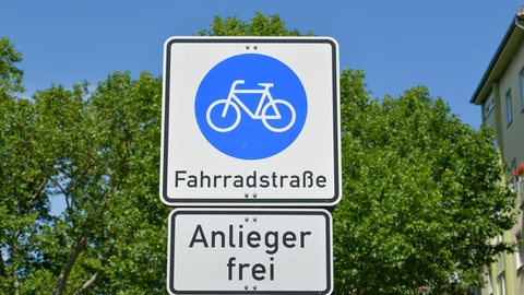 Ein Verkehrsschild mit einem blauen Kreis auf weißem Grund und einem Fahrrad. Anlieger sind in Fahrradstraßen mit diesem Verkehrsschild erlaubt. 