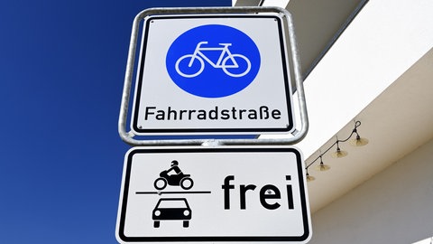 Ein Verkehrsschild mit einem blauen Kreis auf weißem Grund und einem Fahrrad. Kfz-Verkehr ist in Fahrradstraßen mit diesem Verkehrsschild erlaubt. 
