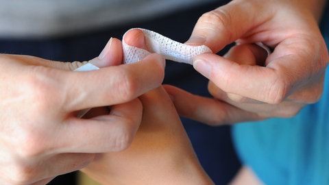 Wundversorgung mit Pflaster