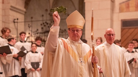 Der Limburger Bischof Georg Bätzing in der Messe der Osternacht im Limburger Dom.