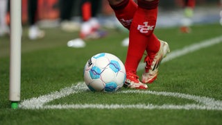 Beine eines Fußballspielers des 1.FCK mit Fußball sind zu sehen.