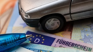 Die EU-Kommission und die EU-Verkehrsminister wollen einen EU-weiten Führerscheinentzug bei schweren Verkehsverstößen einführen. Das EU-Parlament und die nationalen Parlamente müssen einer Neuregelung aber noch zustimmen