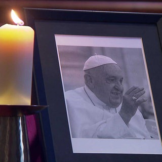 Ein Foto von dem Papst als Trauergeste