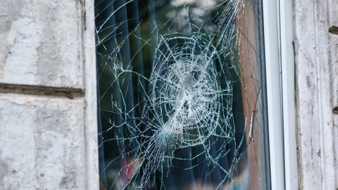 Gesplitterte Scheibe als Versicherungsfall? Immer mehr Beschwerden über Versicherungen