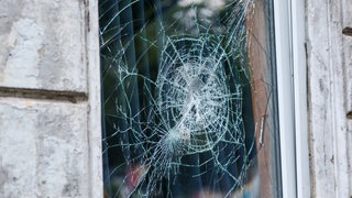Gesplitterte Scheibe als Versicherungsfall? Immer mehr Beschwerden über Versicherungen