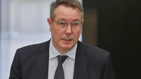 Der rheinland-pfälzische Ministerpräsident Alexander Schweitzer (SPD) hat eingeräumt, gegen das Neutralitätsgebot verstoßen zu haben.